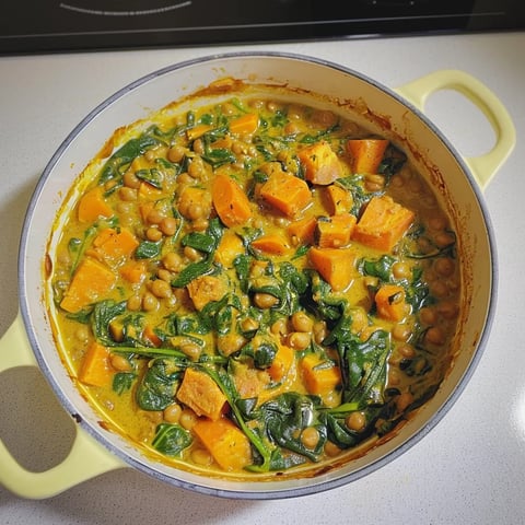 Sweet potato curry with spinach and chickpeas